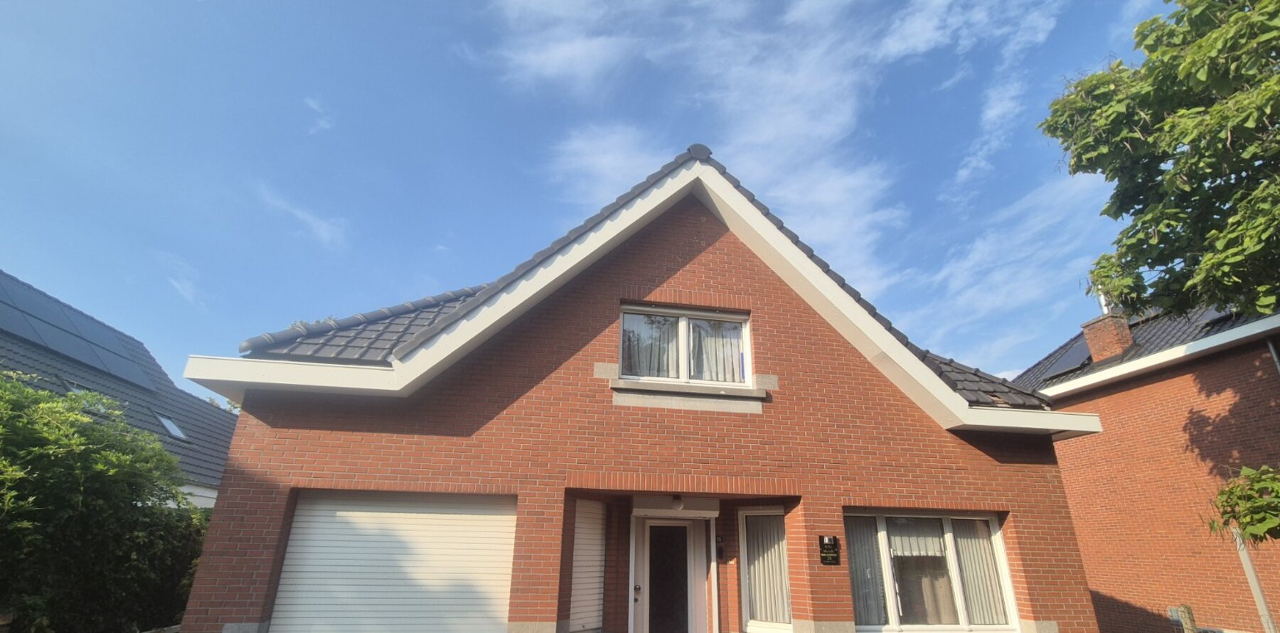 Voltooide renovatie van een hellend dak